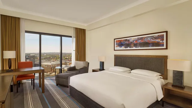 غرفة بسرير كينج بإطلالة على القناة في طابق مرتفع، Hyatt Regency Birmingham 1/1