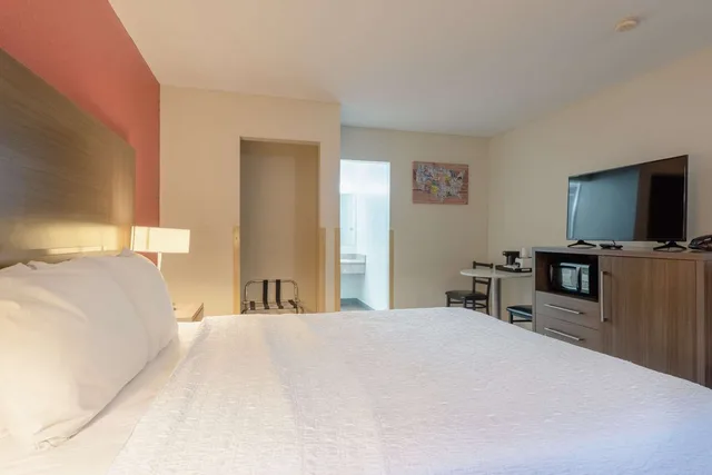 غرفة بسرير كوين، Econo Lodge Cortez near Mesa Verde 2/8