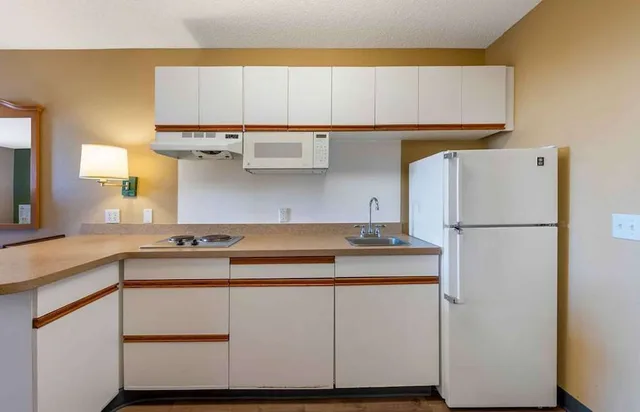 جناح بسرير كينج مع أريكة بمطبخ، Studio6 Extended Stay Minneapolis Airport Eagan North MN 8/10