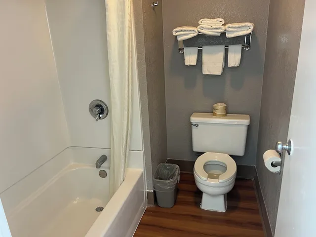 غرفة قياسية بسرير كوين للمدخنين، Motel6 Odessa 8/9