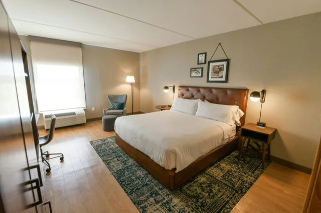 غرفة بسرير كينج، Four Points By Sheraton Wakefield Boston Hotel Conference Center 1/1