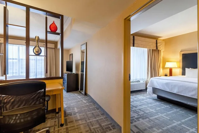 جناح بسريرين كينج بغرفة نوم واحدة مع أريكة، Cambria Hotel Pittsburgh - Downtown 4/10