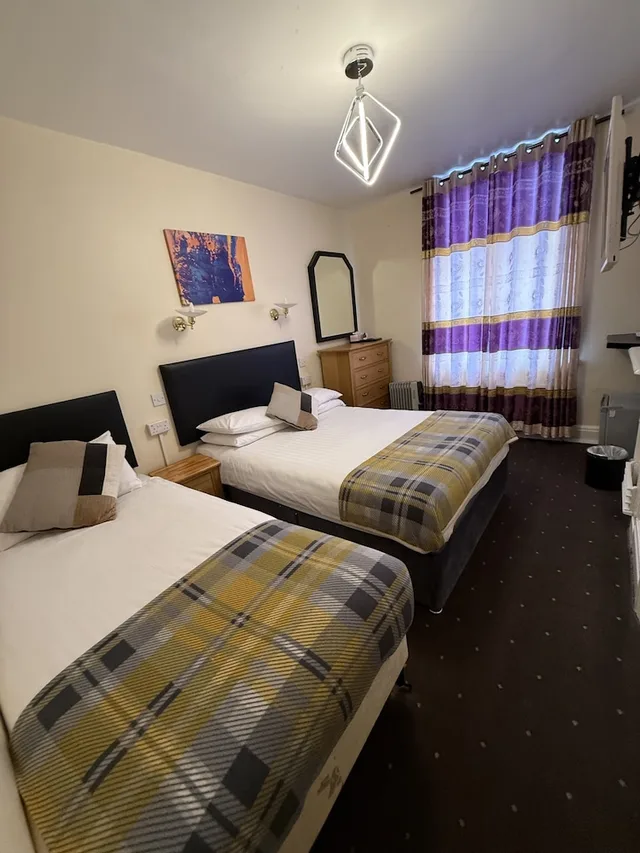 غرفة قياسية ثلاثية بسرير مزدوج وسرير فردي، Diamonds Guest House 2/10