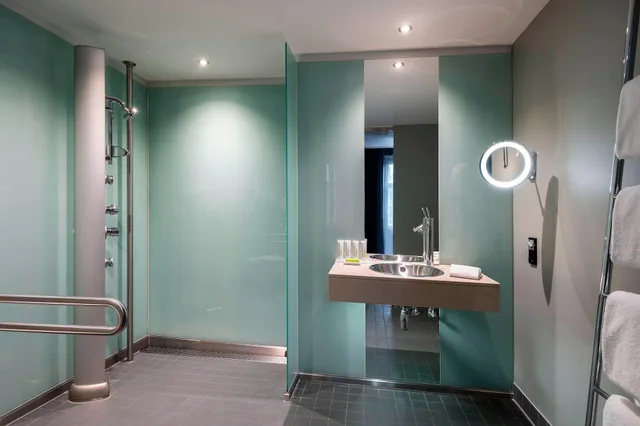 غرفة بسرير كينج بإطلالة على المدينة بشرفة، Le Meridien Vienna 2/2
