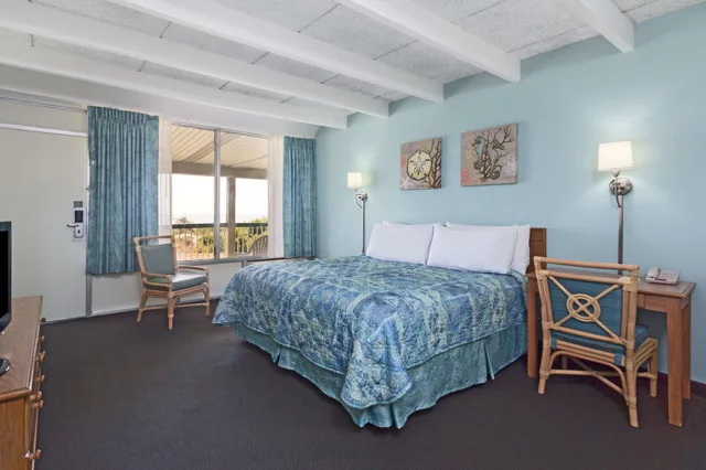 Room, King Bed, Ocean View, Days Inn & Suites By Wyndham Jekyll Island 4/6