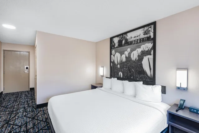 غرفة بسرير كينج بحوض استحمام لذوي الإعاقة، Super 8 by Wyndham Charlottesville 4/7