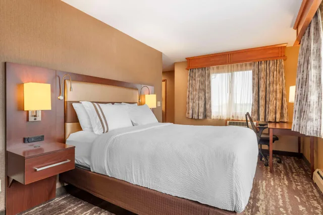 Room, Queen Bed, Village View, Accessible، Best Western Plus Superior Inn 1/2