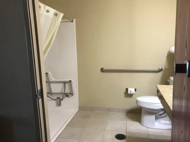 غرفة بسرير كينج لذوي الإعاقة، Cobblestone Inn and Suites - Vinton, IA 3/3