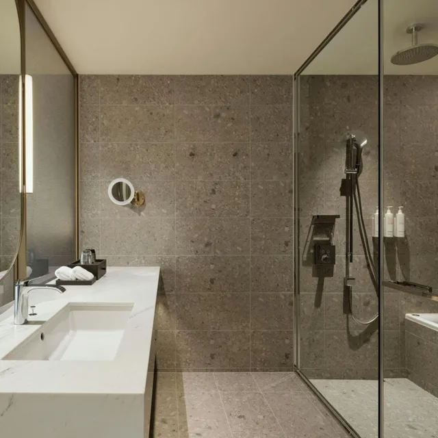 غرفة بريميوم بسرير كينج بإطلالة على المرفأ، Nagasaki Marriott Hotel 2/2