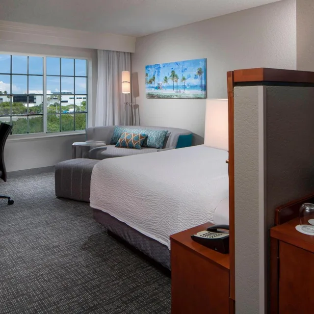 غرفة بسرير كينج مع أريكة بحوض استحمام لذوي الإعاقة، Courtyard Fort Lauderdale Airport and Cruise Port 1/4