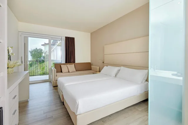 غرفة سوبيريور بإطلالة على البحيرة بشرفة، Hotel Royal Village 1/4