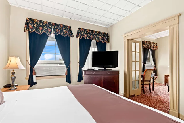 Adjoining, Suite, King and Double Bed، Genetti Hotel SureStay Collection By Best Western 6/8
