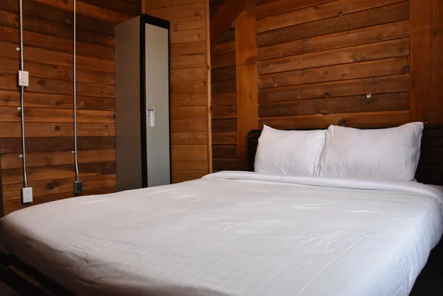 غرفة بسرير كوين، Canmore Hotel Hostel 1/2