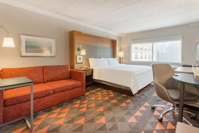 غرفة قياسية بسرير كينج مع أريكة، Holiday Inn Philadelphia South-Swedesboro 1/2