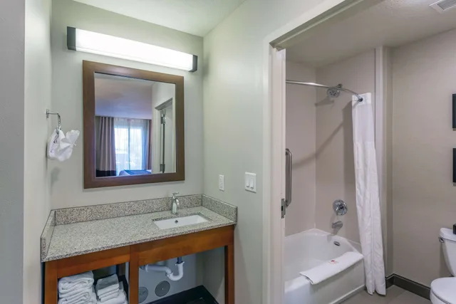 جناح بسرير كينج مع أريكة، Comfort Inn and Suites Logan Near University 5/5