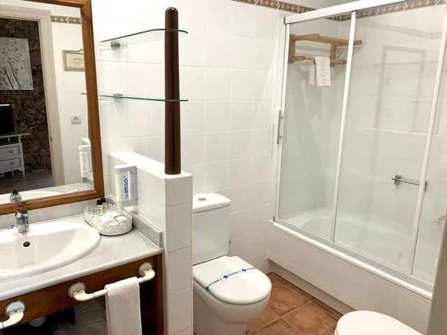 غرفة بسرير كينج بحمام خاص، HOTEL PALACIO TORRE DE RUESGA 4/6