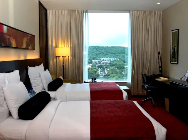 جناح تنفيذي بسرير كينج بإطلالة على الجبل بغرفة نوم واحدة، Jw Marriott Hotel Pune 1/8