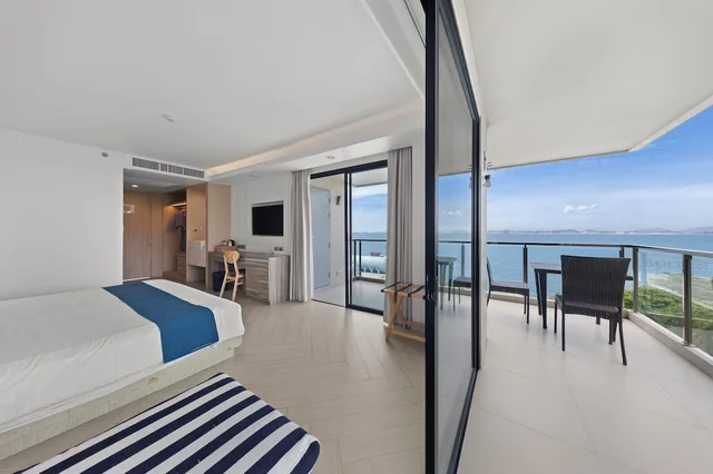 غرفة تنفيذية بسرير كينج بإطلالة على البحر بشرفة، Mayaana Beach Resort - Formerly Golden Tulip Pattaya Beach Resort 2/3