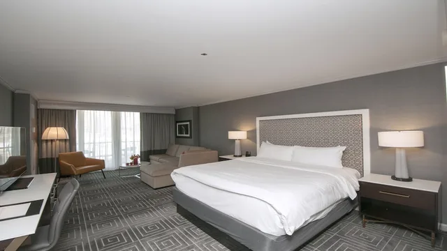 غرفة بريميوم بسرير كينج بشرفة لذوي الإعاقة، InterContinental Kansas City at the Plaza 1/5