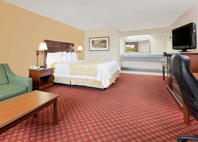 غرفة ديلوكس بسرير كينج مع أريكة، Days Inn by Wyndham Paris 3/6