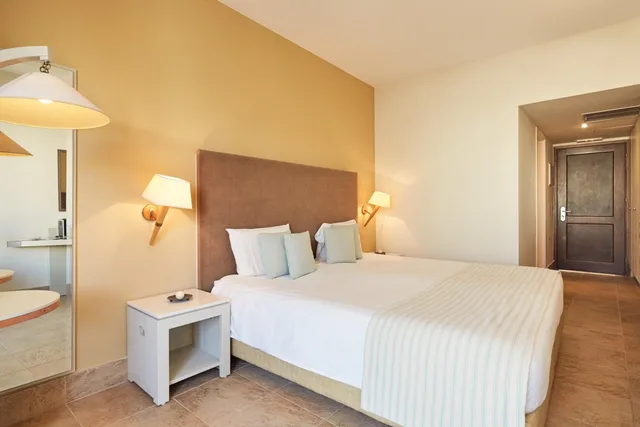 غرفة قياسية بسرير مزدوج بإطلالة على الحديقة، GRAND BAY BEACH RESORT KOLYMBARI 3/8