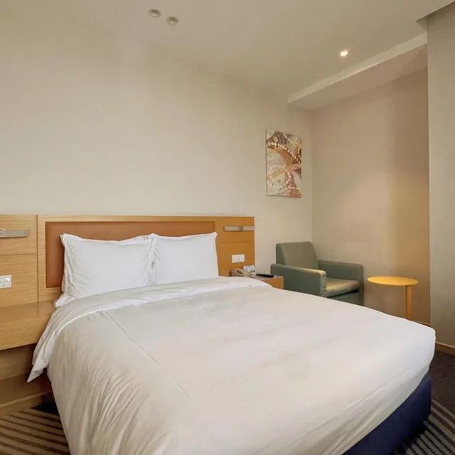 غرفة قياسية بسرير كينج وسرير كوين، Holiday Inn Express Shanghai Zhenping 2/5