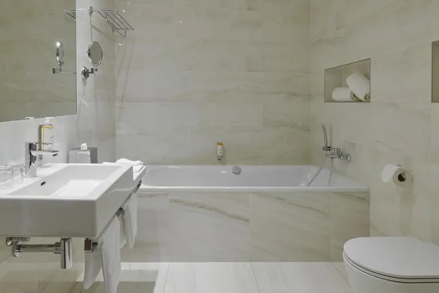 جناح جونيور، Hotel Passage 1/1