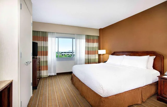 جناح بسرير كينج مع أريكة، Embassy Suites By Hilton Parsippany 1/5