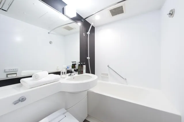 غرفة بسرير نصف مزدوج وسريرين منفصلين، Hotel Villa Fontaine Tokyo Kayabacho 2/2