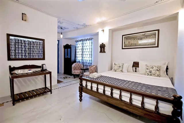 غرفة بريميوم بسرير مزدوج بإطلالة على البحيرة بشرفة، The Lake View Hotel – On Lake Pichola 2/10