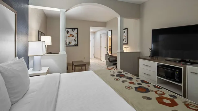 Suite, King Bed, Bathtub, Accessible, Best Western Heritage Inn & Suites 2/2