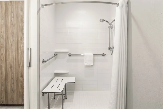 غرفة قياسية بسرير كينج لذوي الإعاقة، Crowne Plaza Orlando - Lake Buena Vista 4/4