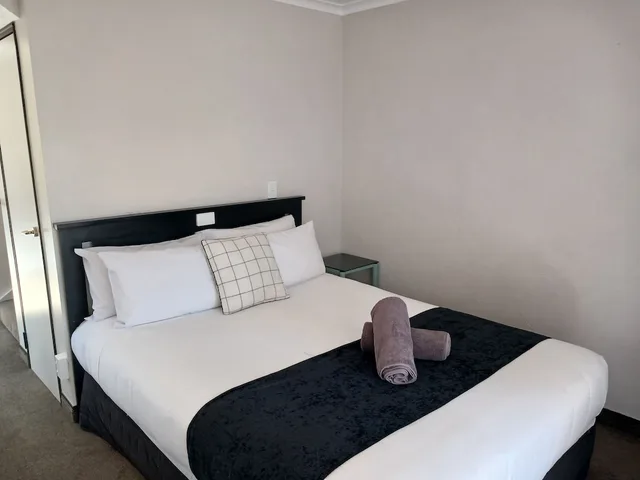 شقة عائلية بسرير مزدوج وسريرين منفصلين بغرفة نوم واحدة، Palm City Motor Inn 9/10