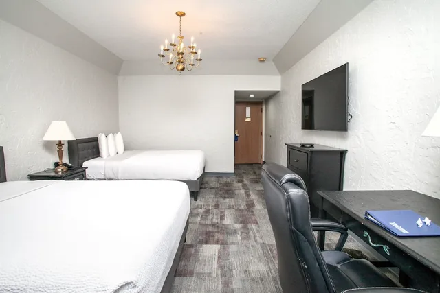 غرفة ديلوكس بسريرين كوين، The Chateau Hotel And Conference Center 2/6
