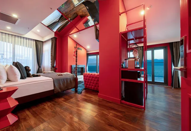 Suite, King Bed, Hot Tub, Lucky Monkey Hotel 2/8