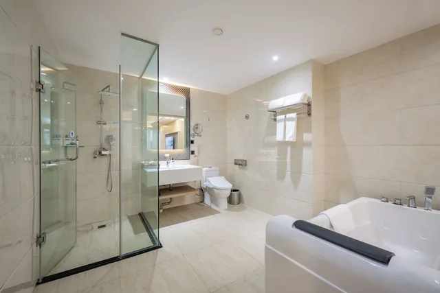 Standard, King Bed, Bath and Shower، Holiday Inn Express Chengdu Tianfu Square an IHG Hotel 4/4