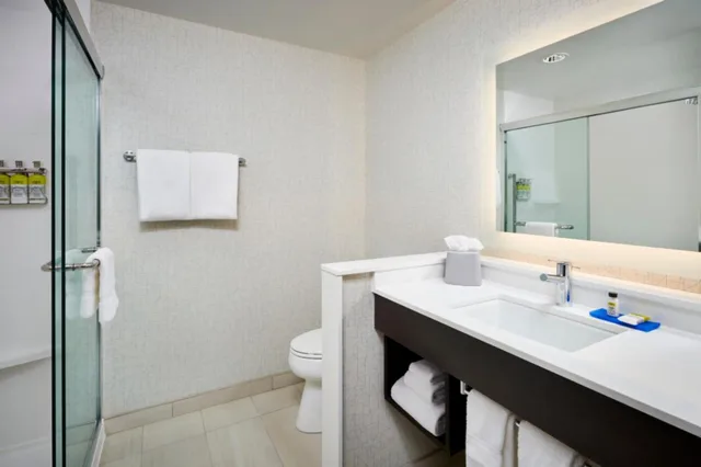 غرفة بسريرين كوين، Holiday Inn Express & Suites Windsor East – Lakeshore, an IHG Hotel 2/6