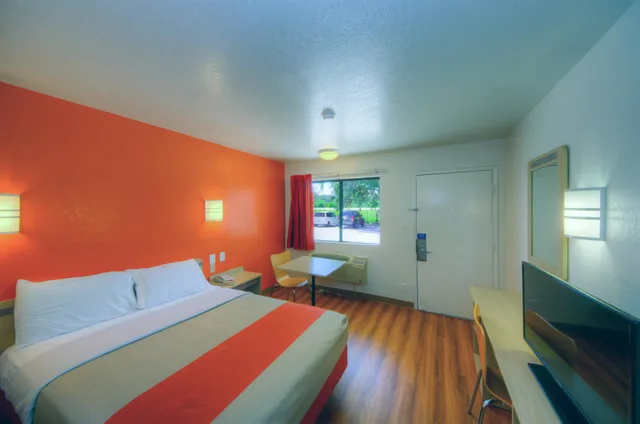 Standard, Queen Bed, Motel6 Bradenton, FL 1/10