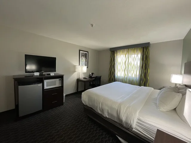 غرفة بسرير كينج لذوي الإعاقة، Wingate by Wyndham Cedar City 2/8