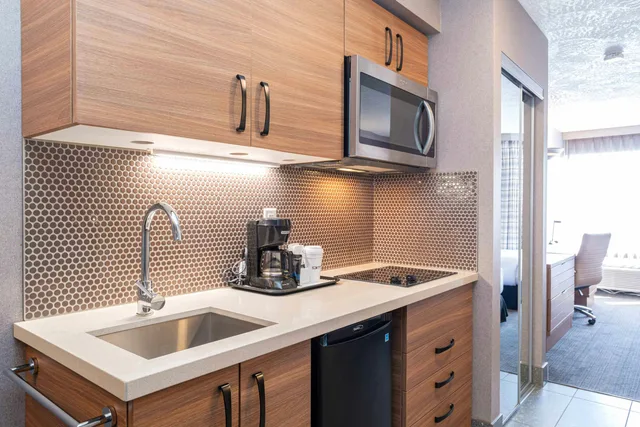 جناح بسريرين مزدوجين مع أريكة بمطبخ صغير، Sandman Hotel Victoria 5/5