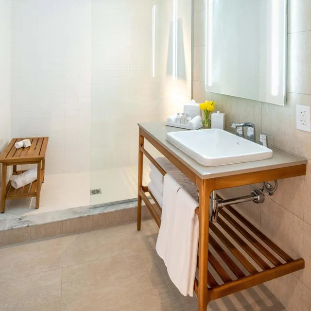 غرفة بسرير كينج بشرفة، The Sarasota Modern, a Tribute Portfolio Hotel 7/7