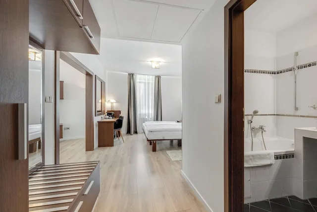 جناح بسرير كوين، Antares Hotel 9/10