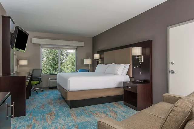 جناح بسرير كينج مع أريكة، Holiday Inn Express and Suites Norwood Boston Area 1/3