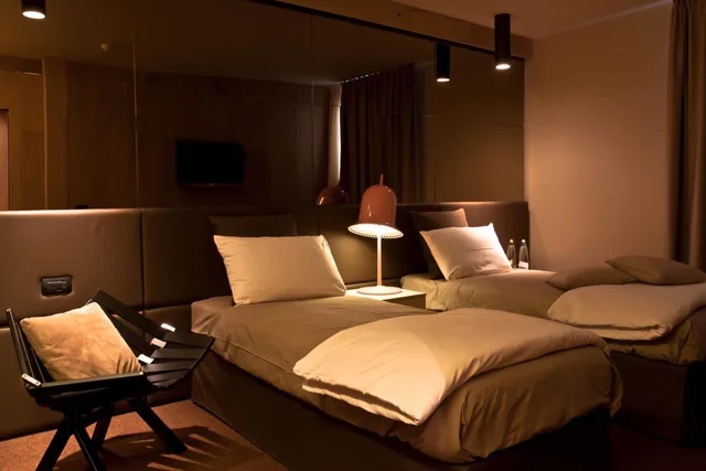 جناح جونيور، Charme Hotel Alexander 2/6
