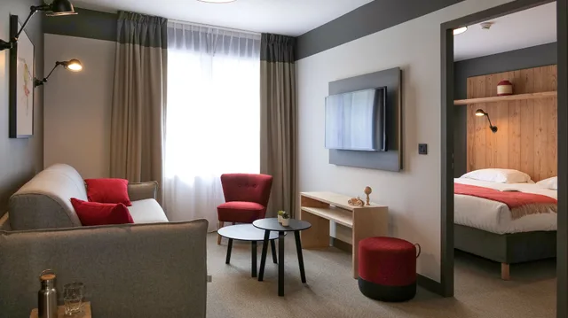 غرفة كومفورت رباعية بسرير كينج بإطلالة على الجبل بغرفة نوم واحدة مع أريكة، Plan B Hotel - Living Chamonix 6/9