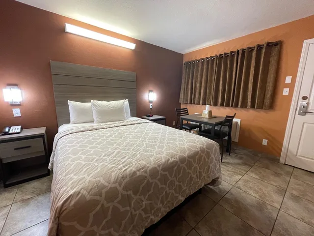غرفة بسرير كوين، New Corral Motel 2/10