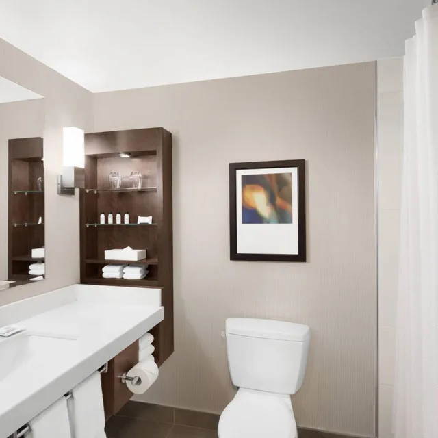 غرفة بسرير كينج وسريرين كوين، Delta Hotels By Marriott Calgary South 5/5