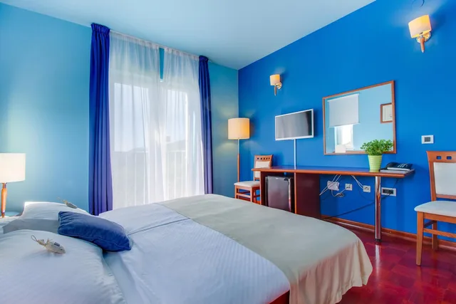 غرفة قياسية ثلاثية، HOTEL MANORA 3/6