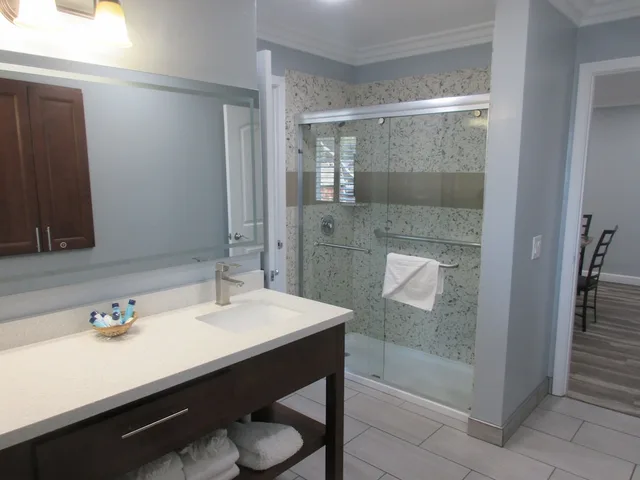 جناح عائلي بسرير كينج وسرير كوين بغرفتي نوم مع أريكة بمطبخ، Lone Oak Lodge 6/10