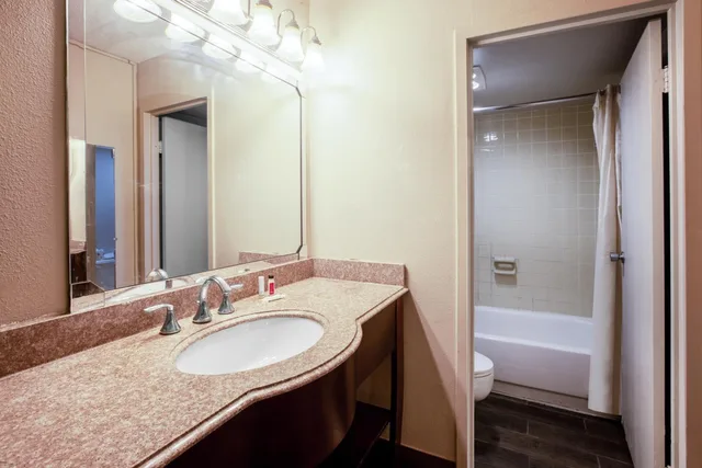 غرفة بسريرين كوين بحوض استحمام لذوي الإعاقة، Baymont by Wyndham Northwood 6/6